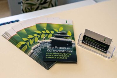 Flyer und Visitenkarte auf dem Rezeptionstisch der Praxis Burlein in Kornwestheim